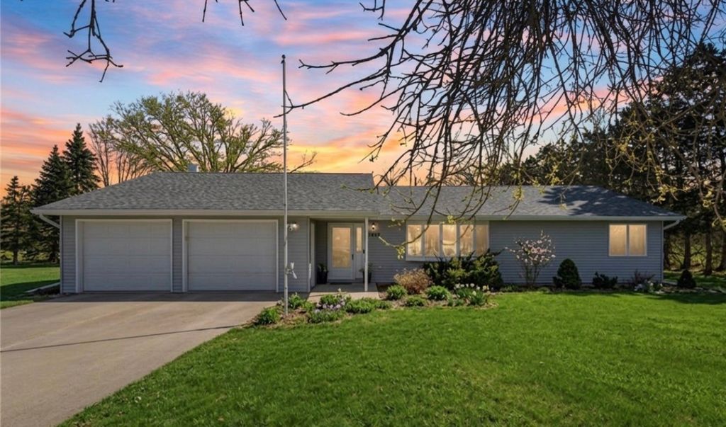 3885 Mohler Road, Center Point, IA 52213