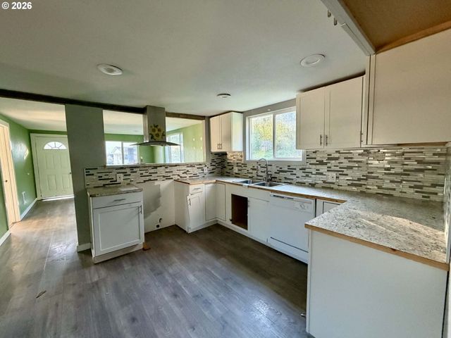 2056 Ne OSWEGO Ave, Roseburg, OR 97470