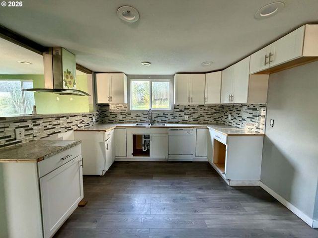 2056 Ne OSWEGO Ave, Roseburg, OR 97470