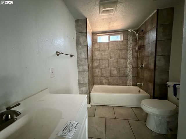 2056 Ne OSWEGO Ave, Roseburg, OR 97470