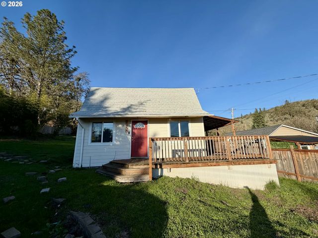 2056 Ne OSWEGO Ave, Roseburg, OR 97470
