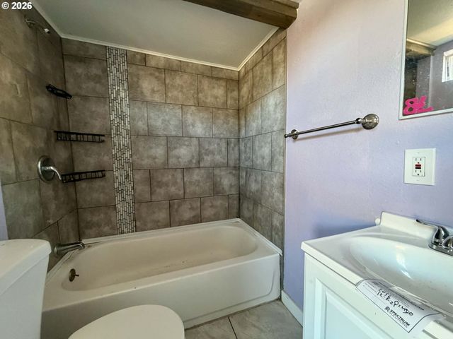 2056 Ne OSWEGO Ave, Roseburg, OR 97470