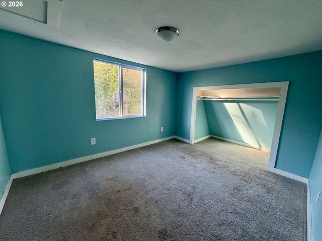 2056 Ne OSWEGO Ave, Roseburg, OR 97470