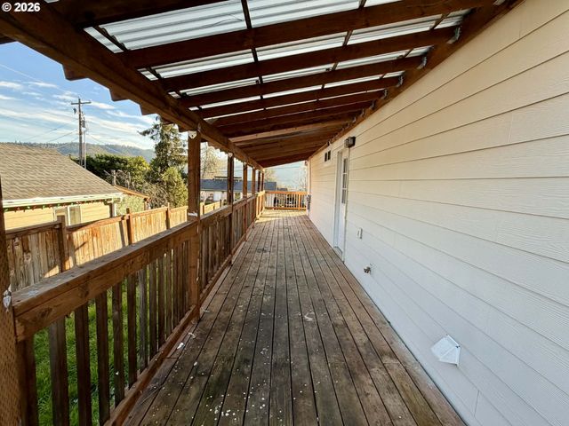 2056 Ne OSWEGO Ave, Roseburg, OR 97470