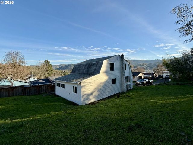 2056 Ne OSWEGO Ave, Roseburg, OR 97470