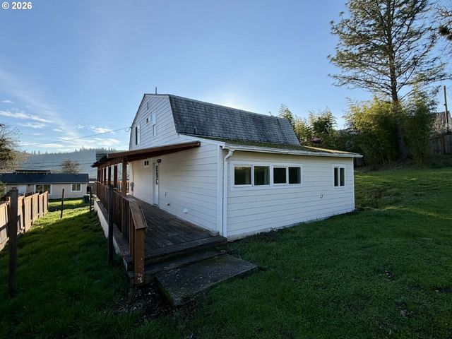 2056 Ne OSWEGO Ave, Roseburg, OR 97470