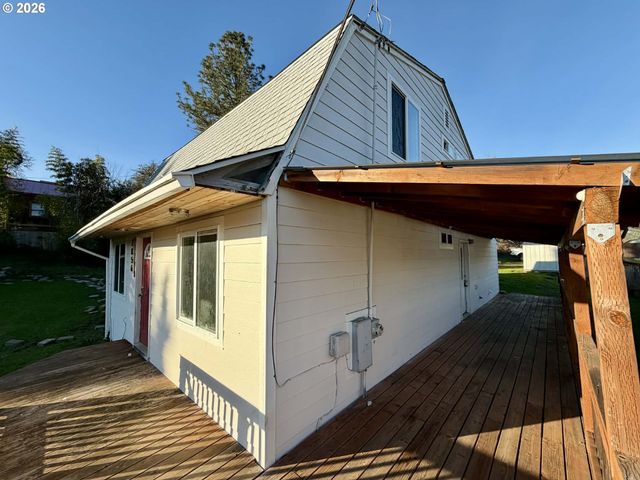 2056 Ne OSWEGO Ave, Roseburg, OR 97470