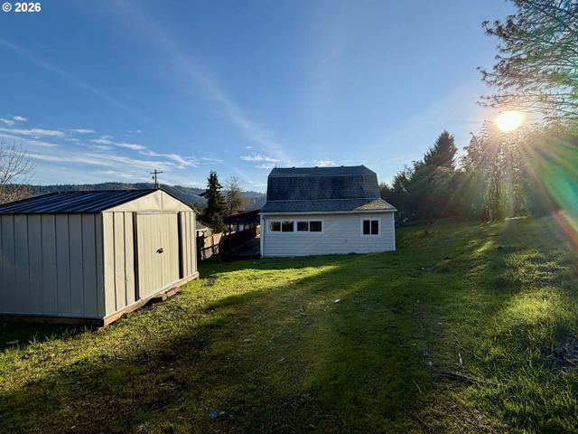 2056 Ne OSWEGO Ave, Roseburg, OR 97470