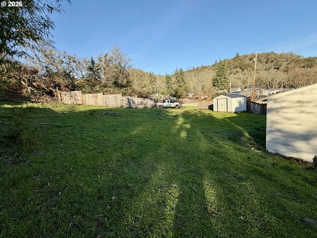 2056 Ne OSWEGO Ave, Roseburg, OR 97470
