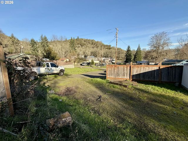 2056 Ne OSWEGO Ave, Roseburg, OR 97470