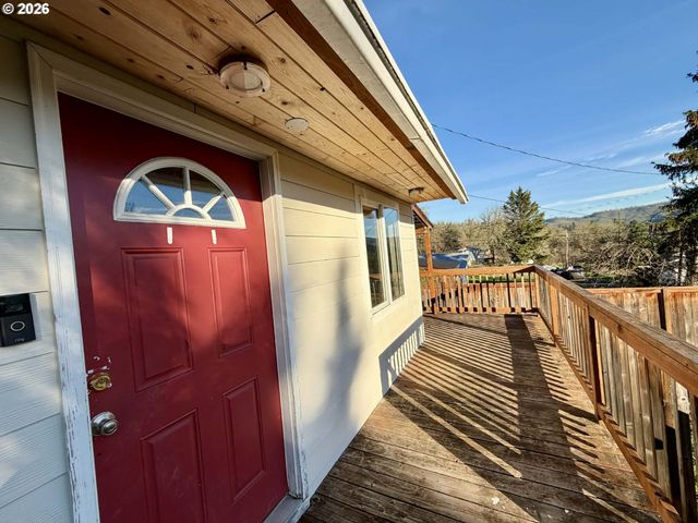 2056 Ne OSWEGO Ave, Roseburg, OR 97470