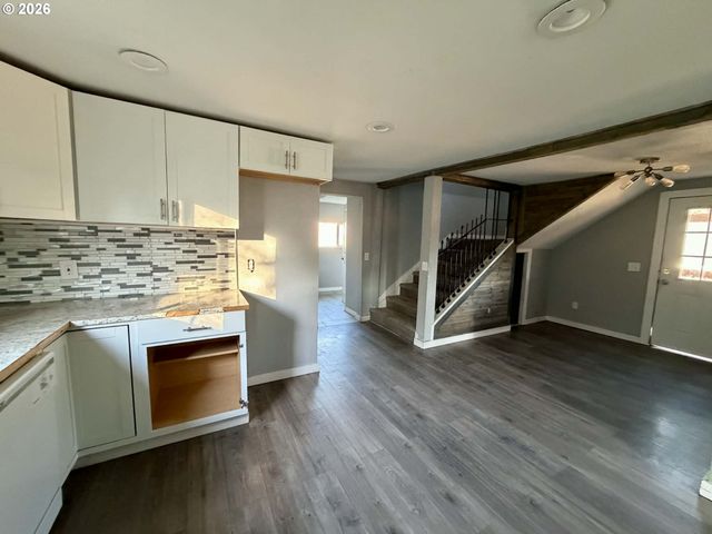 2056 Ne OSWEGO Ave, Roseburg, OR 97470