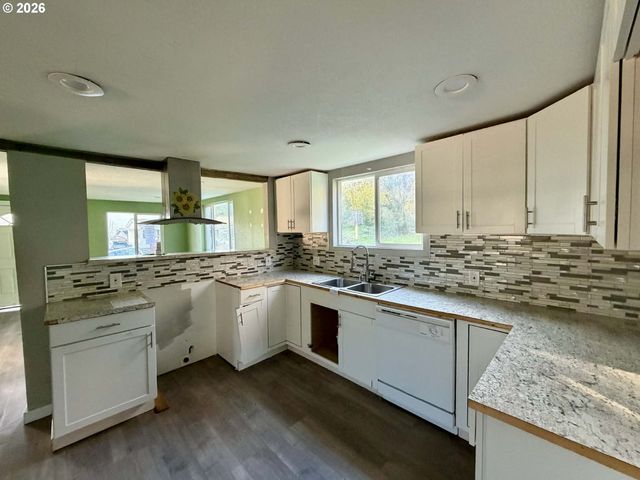 2056 Ne OSWEGO Ave, Roseburg, OR 97470