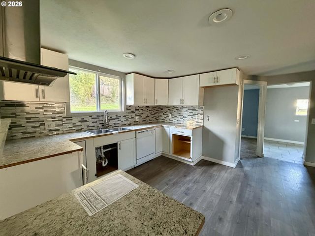 2056 Ne OSWEGO Ave, Roseburg, OR 97470