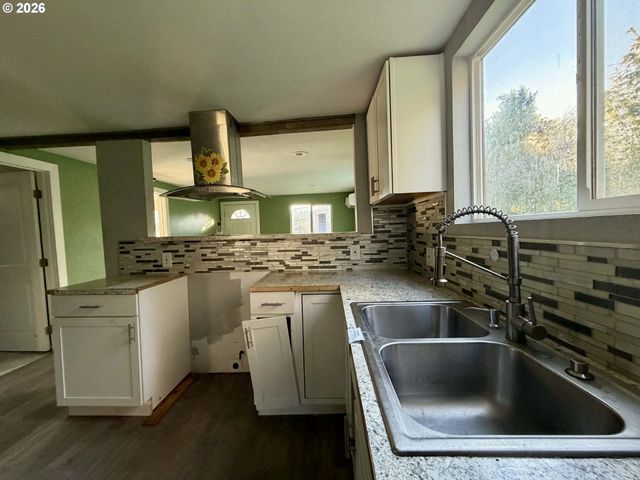 2056 Ne OSWEGO Ave, Roseburg, OR 97470