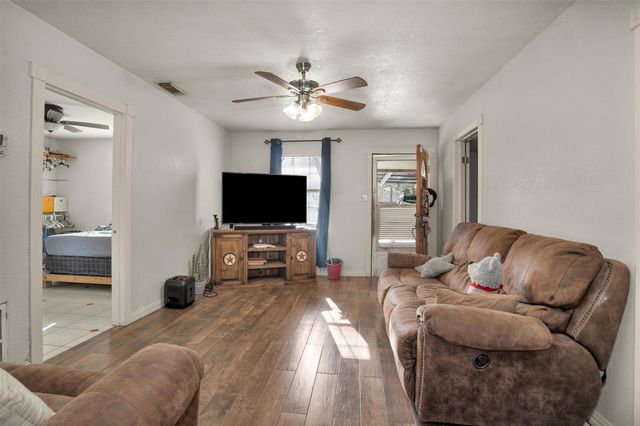 417 E Park Street, Alvin, TX 77511