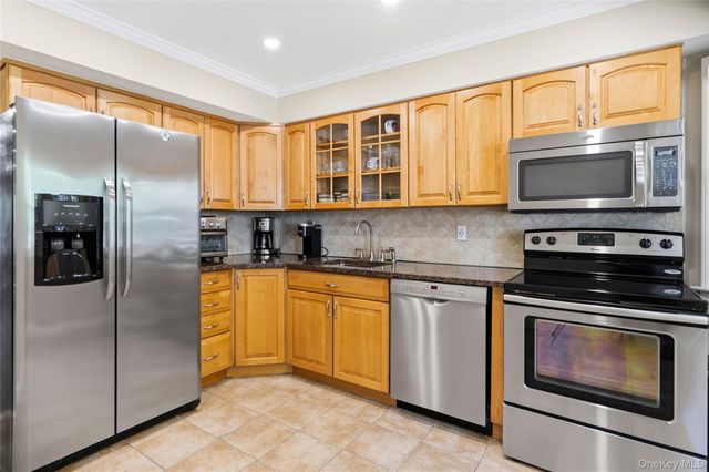 5 Pond Path 13, Woodbury, NY 11797