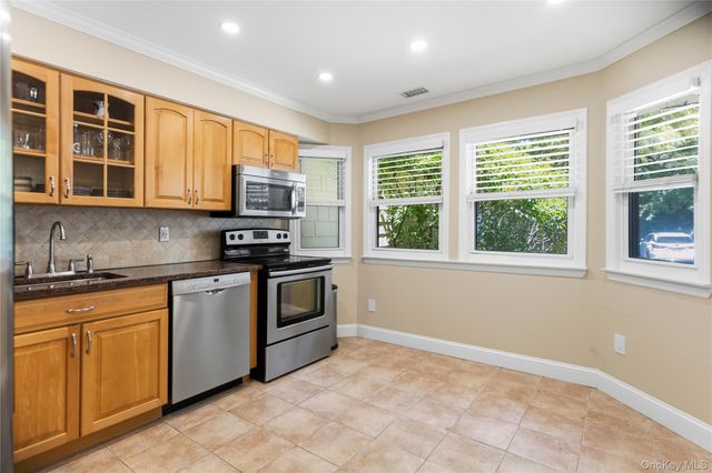 5 Pond Path 13, Woodbury, NY 11797
