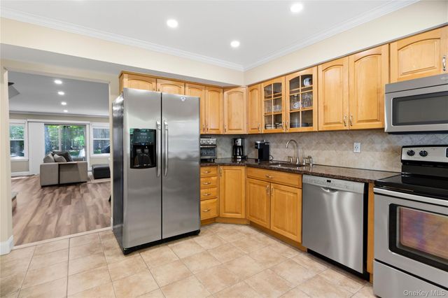 5 Pond Path 13, Woodbury, NY 11797