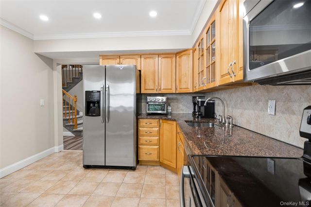 5 Pond Path 13, Woodbury, NY 11797