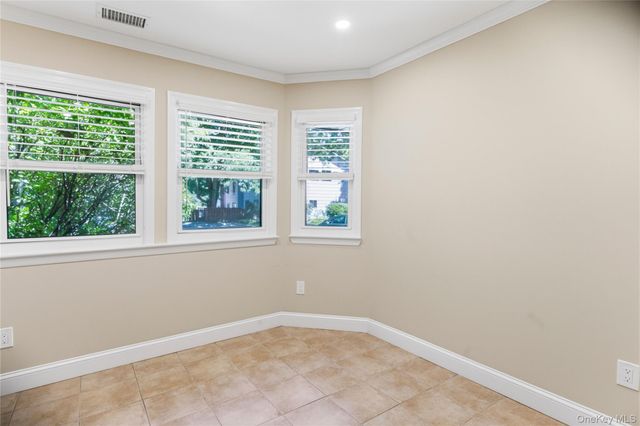 5 Pond Path 13, Woodbury, NY 11797