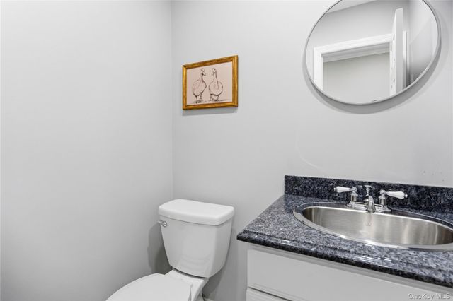 5 Pond Path 13, Woodbury, NY 11797
