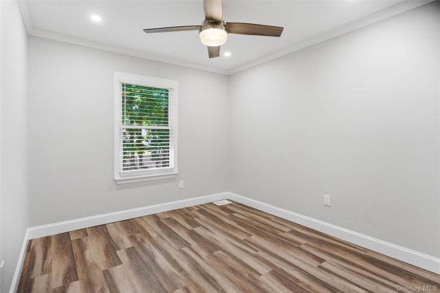 5 Pond Path 13, Woodbury, NY 11797