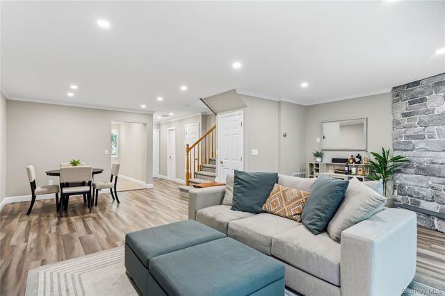 5 Pond Path 13, Woodbury, NY 11797