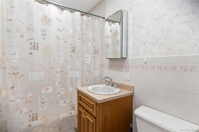 5 Pond Path 13, Woodbury, NY 11797