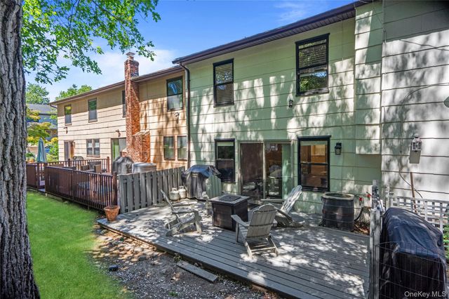 5 Pond Path 13, Woodbury, NY 11797