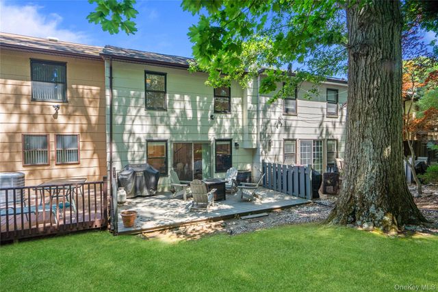 5 Pond Path 13, Woodbury, NY 11797