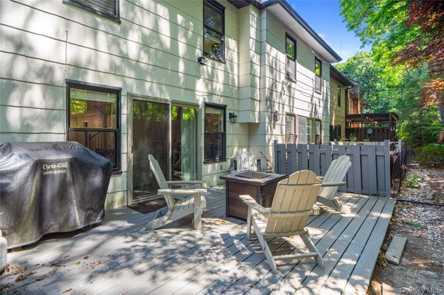 5 Pond Path 13, Woodbury, NY 11797