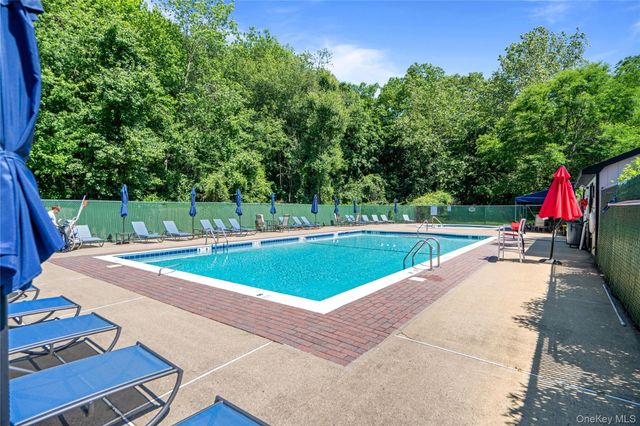5 Pond Path 13, Woodbury, NY 11797