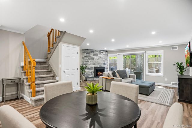 5 Pond Path 13, Woodbury, NY 11797