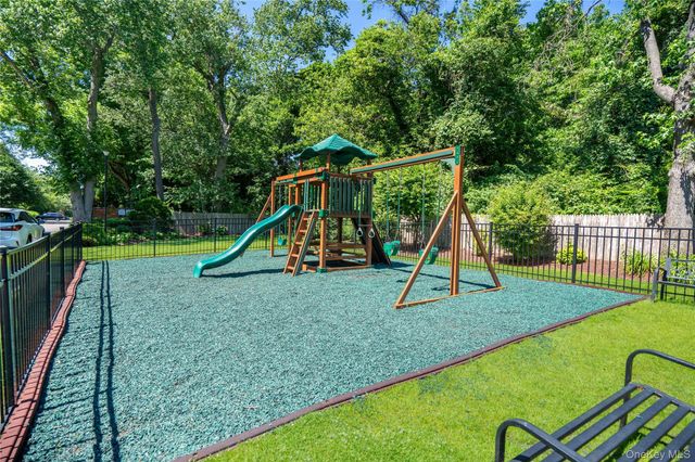 5 Pond Path 13, Woodbury, NY 11797