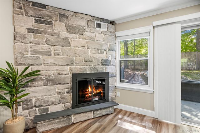 5 Pond Path 13, Woodbury, NY 11797