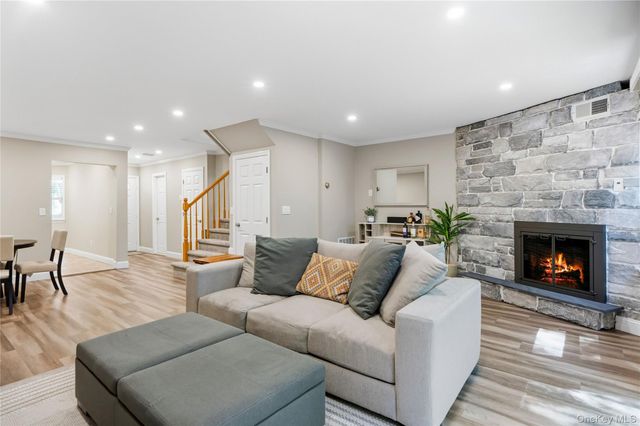 5 Pond Path 13, Woodbury, NY 11797