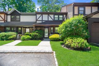 5 Pond Path 13, Woodbury, NY 11797