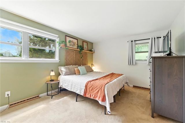 15 Meadow DR, Newport News, VA 23606