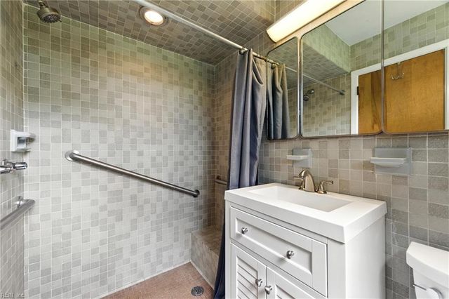 15 Meadow DR, Newport News, VA 23606