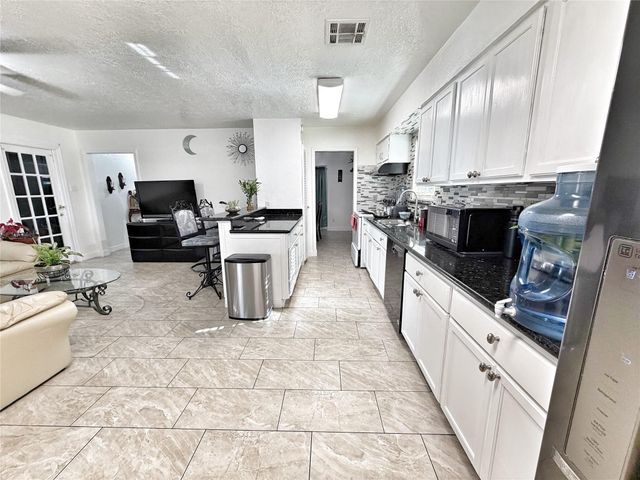 11707 N Evelyn Cir, Houston, TX 77071