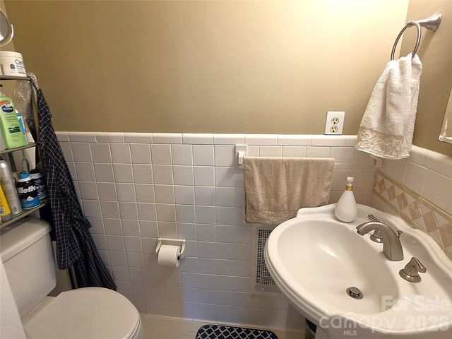 2925 4th Street Drive NE, Hickory, NC 28601