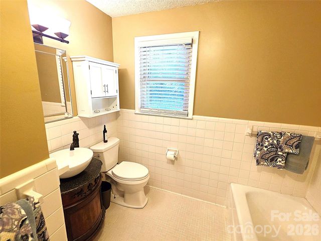 2925 4th Street Drive NE, Hickory, NC 28601