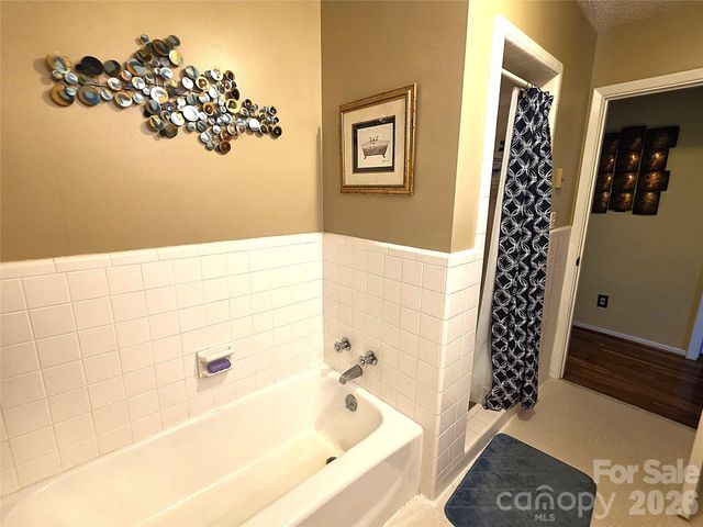 2925 4th Street Drive NE, Hickory, NC 28601