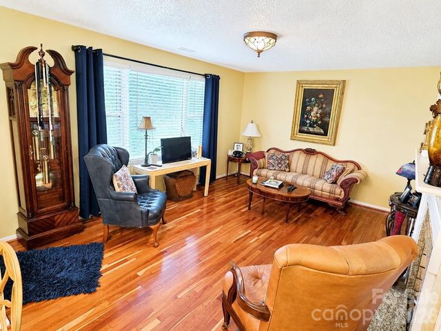 2925 4th Street Drive NE, Hickory, NC 28601
