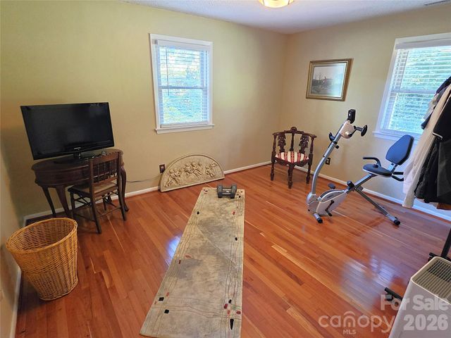 2925 4th Street Drive NE, Hickory, NC 28601