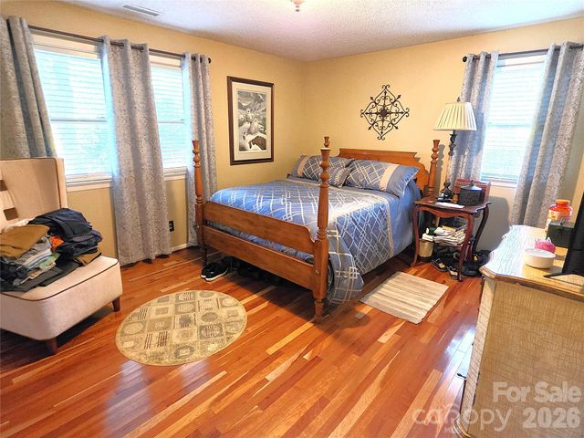 2925 4th Street Drive NE, Hickory, NC 28601