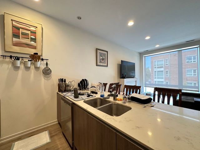 4111 N NARRAGANSETT Avenue 202, Chicago, IL 60634