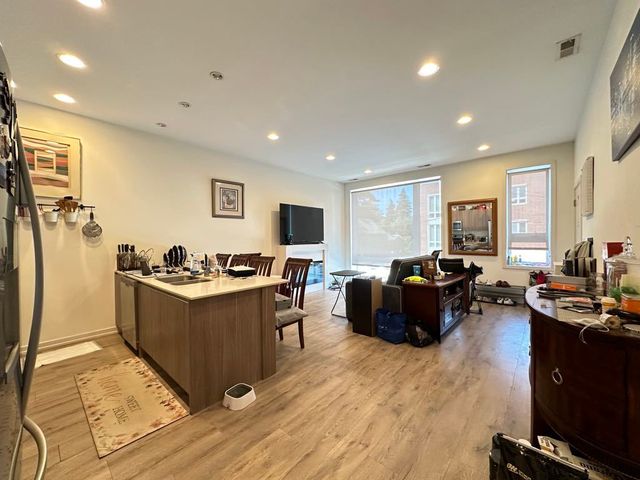 4111 N NARRAGANSETT Avenue 202, Chicago, IL 60634