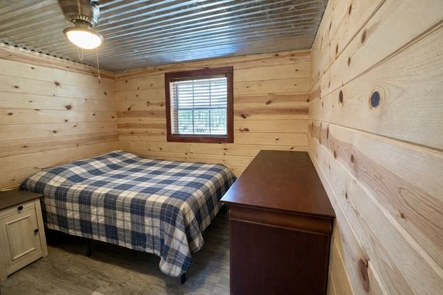 664 Russ Valley Rd, Lobelville, TN 37097